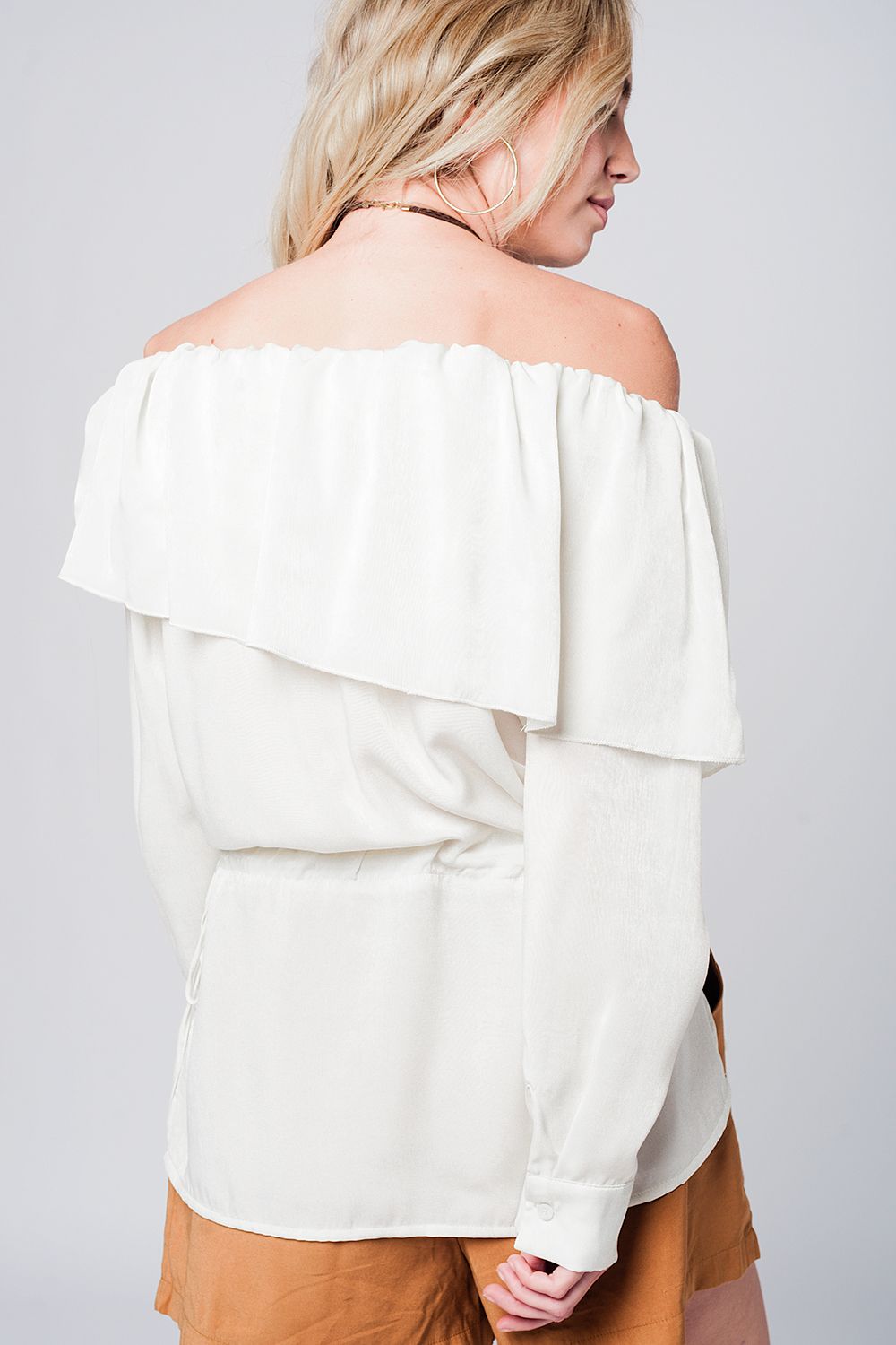Blusa suave beige con volante y cinturón Q2