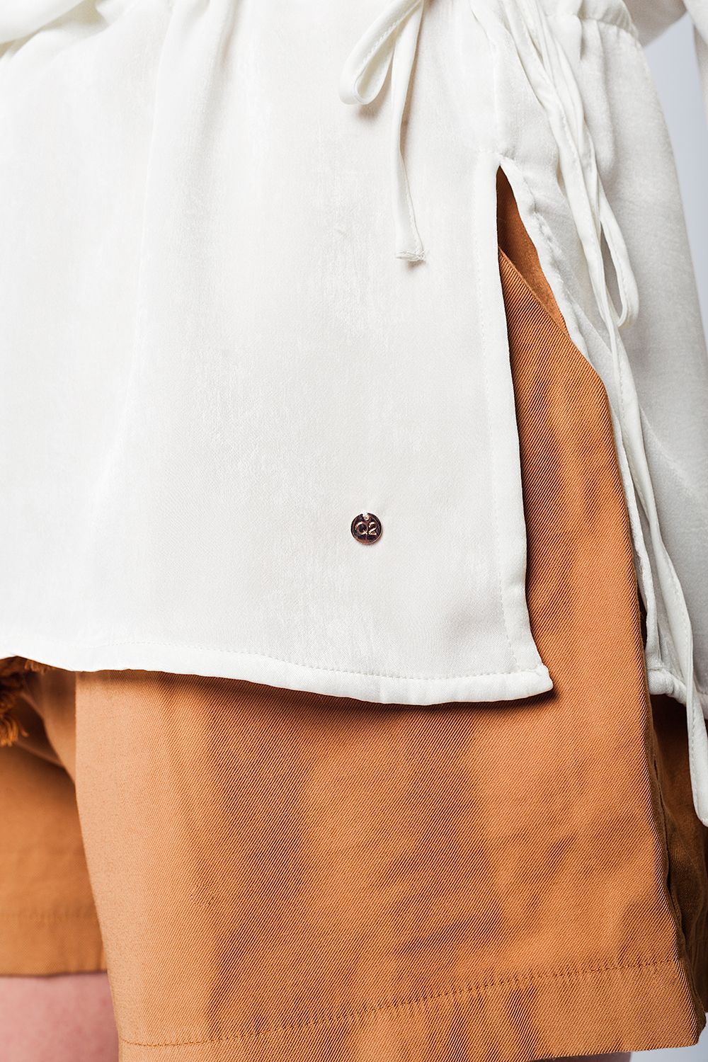 Blusa suave beige con volante y cinturón Q2