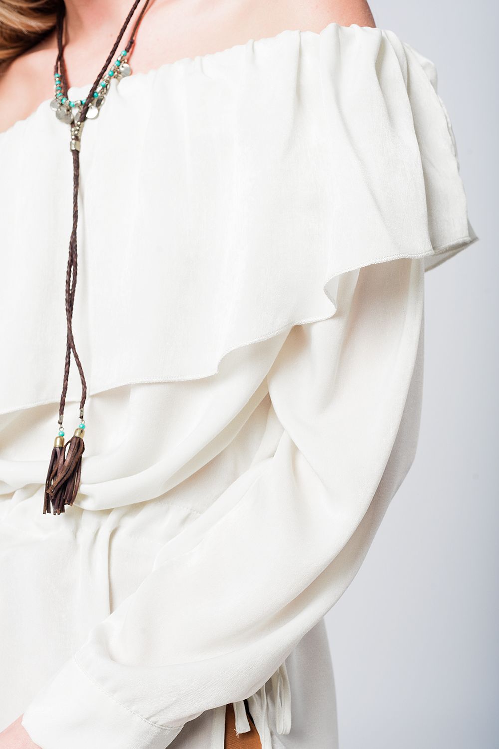 Blusa suave beige con volante y cinturón Q2