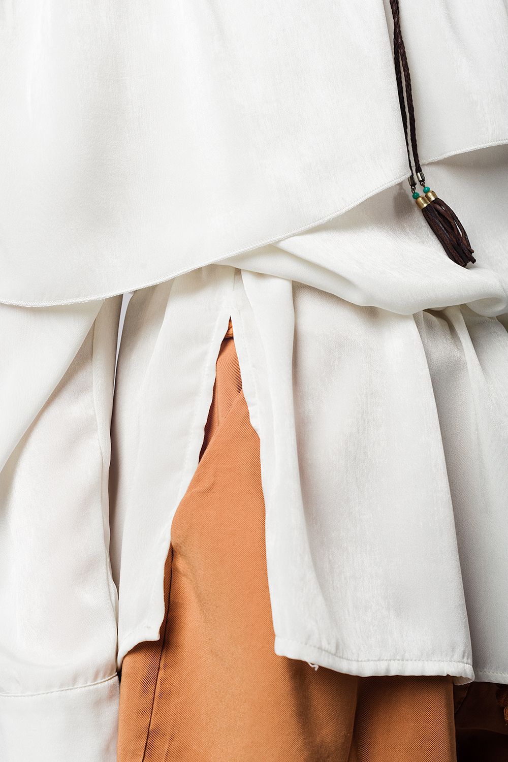 Blusa suave beige con volante y cinturón Q2