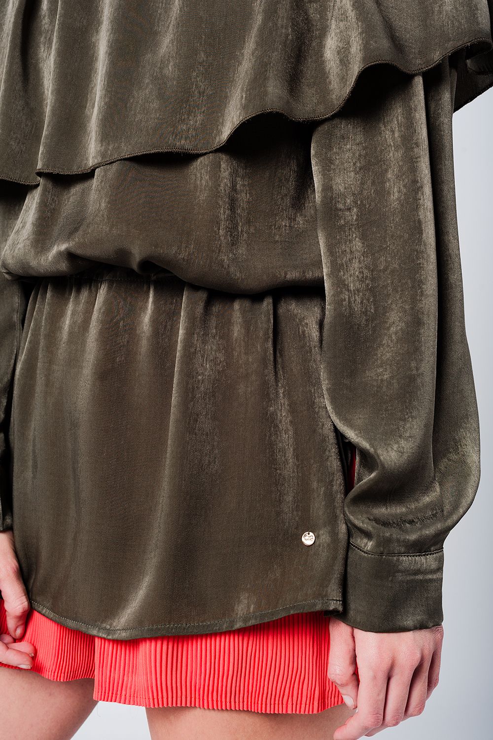 Blusa suave kaki con volante Q2