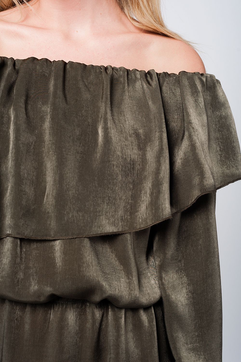 Blusa suave kaki con volante Q2