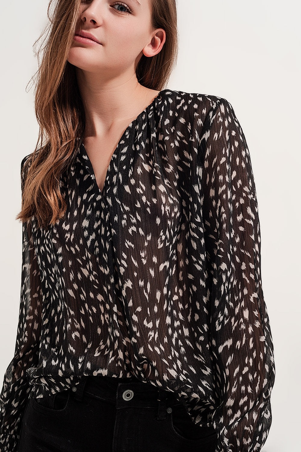 Blusa transparente de manga larga con estampado Q2