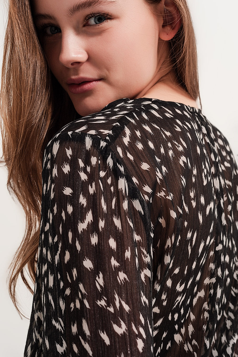 Blusa transparente de manga larga con estampado Q2