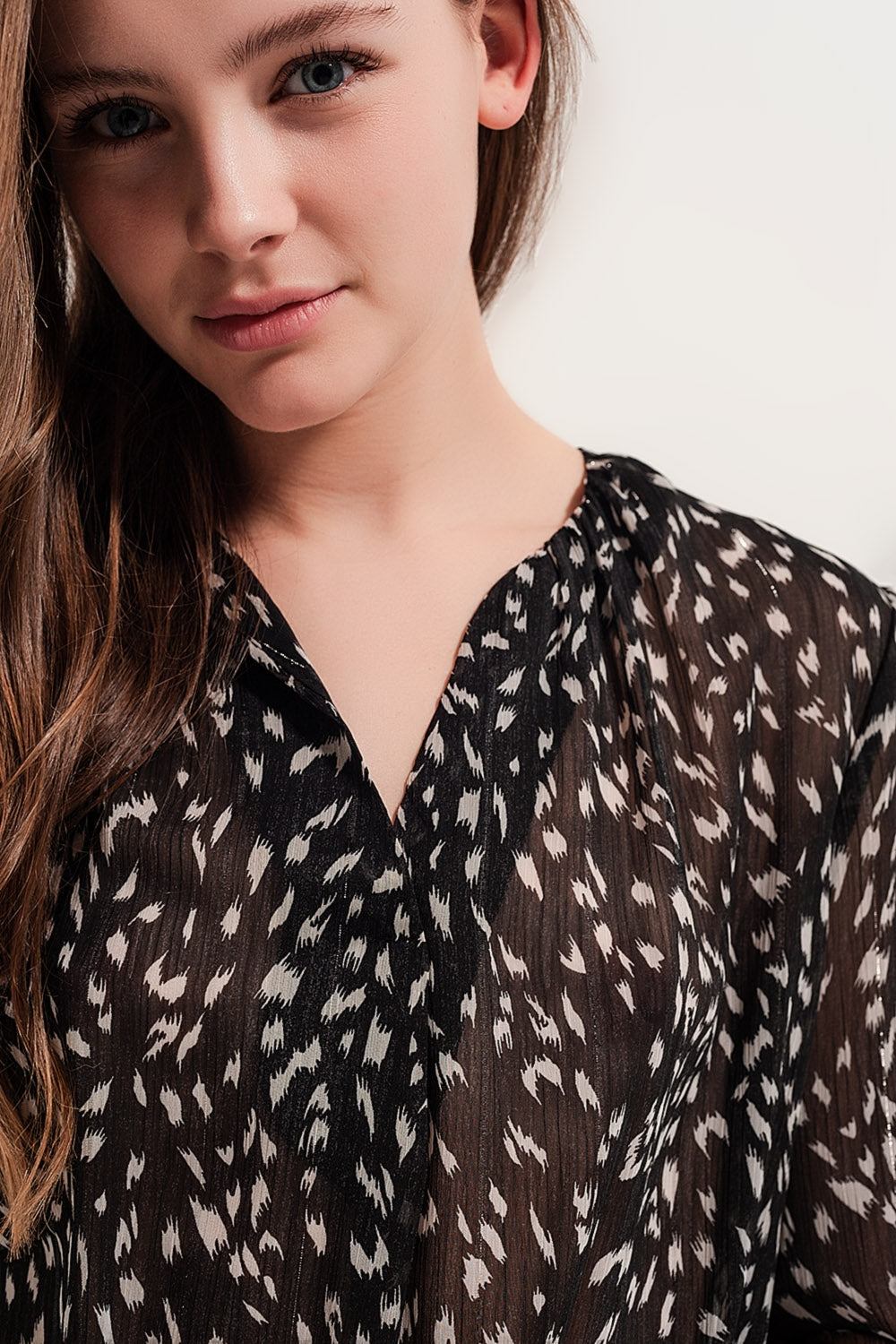 Blusa transparente de manga larga con estampado Q2