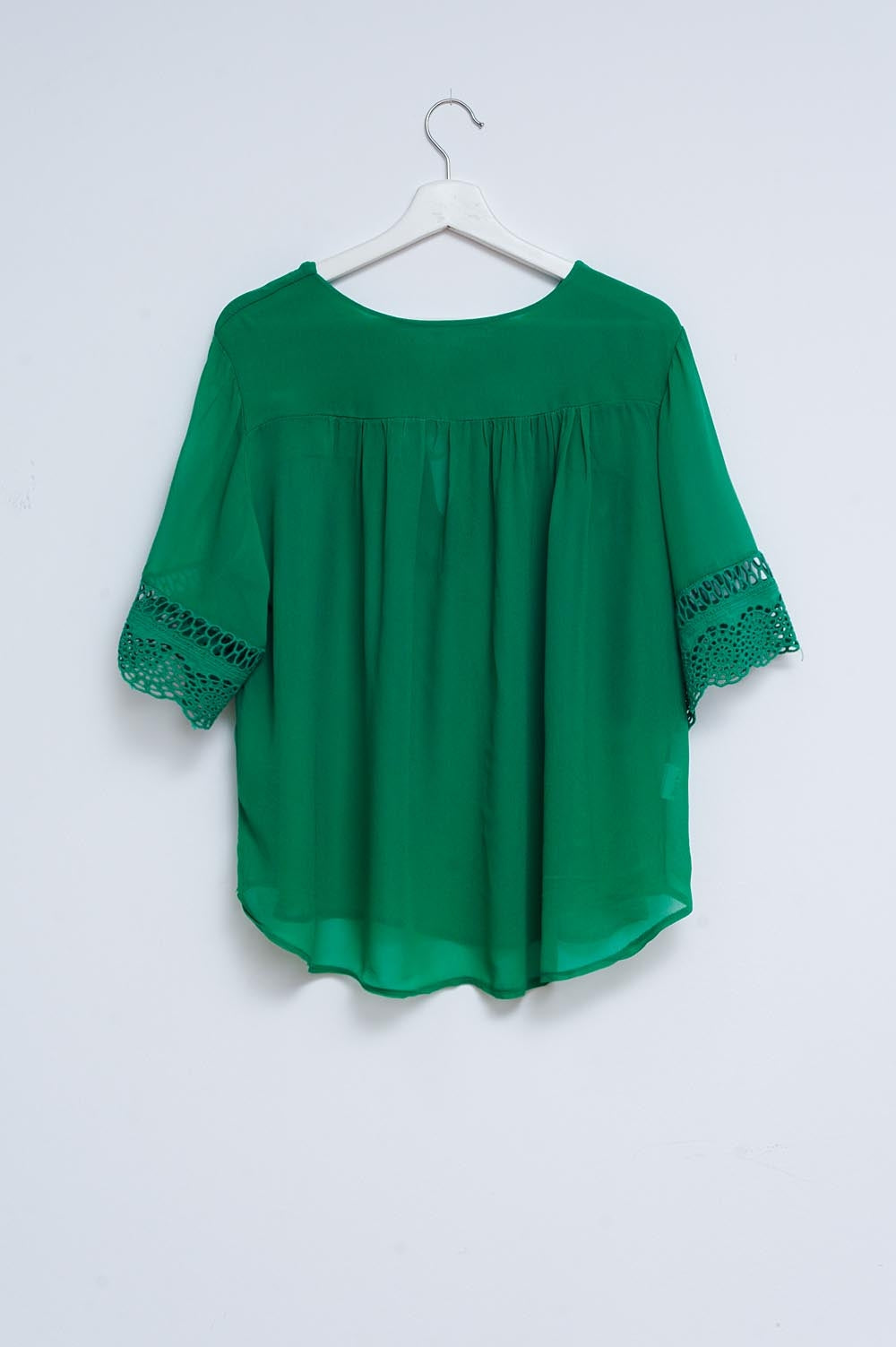 Blusa verde con lazadas en la parte delantera y bordados Q2
