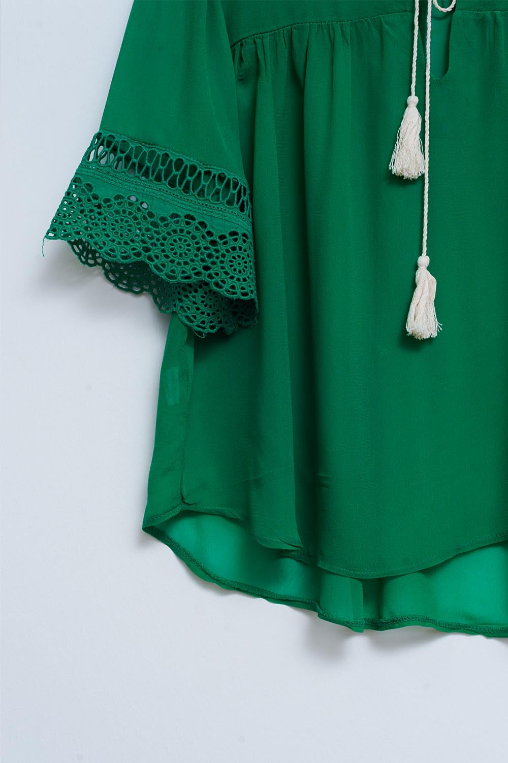 Blusa verde con lazadas en la parte delantera y bordados Q2