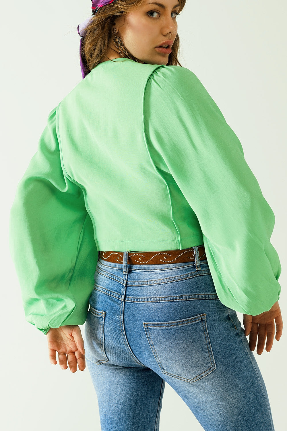 Blusa verde con mangas globo y cierre frontal con botones Q2