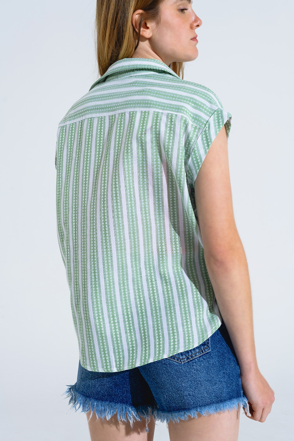 Blusa verde de rayas verticales y manga corta Q2