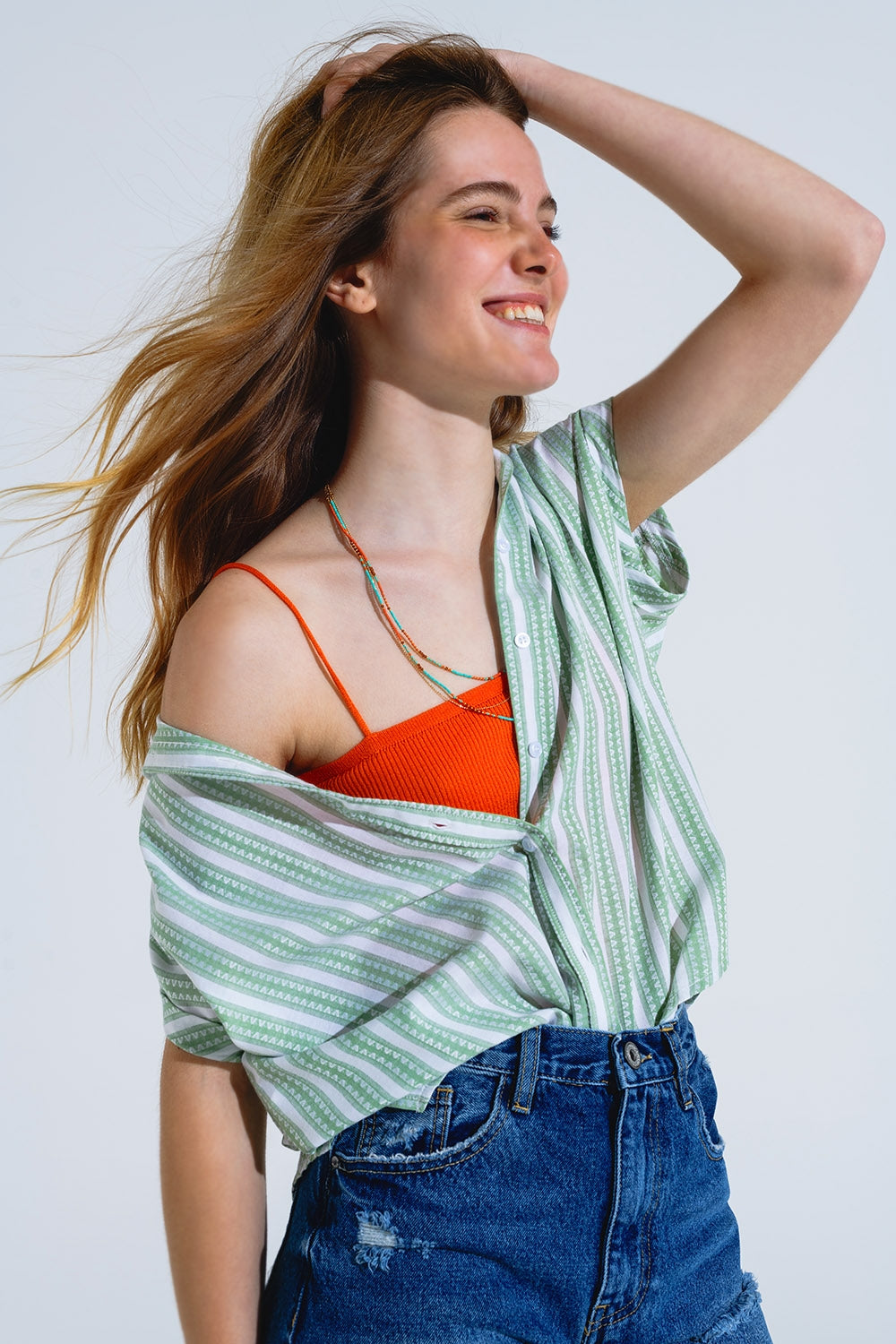 Blusa verde de rayas verticales y manga corta Q2