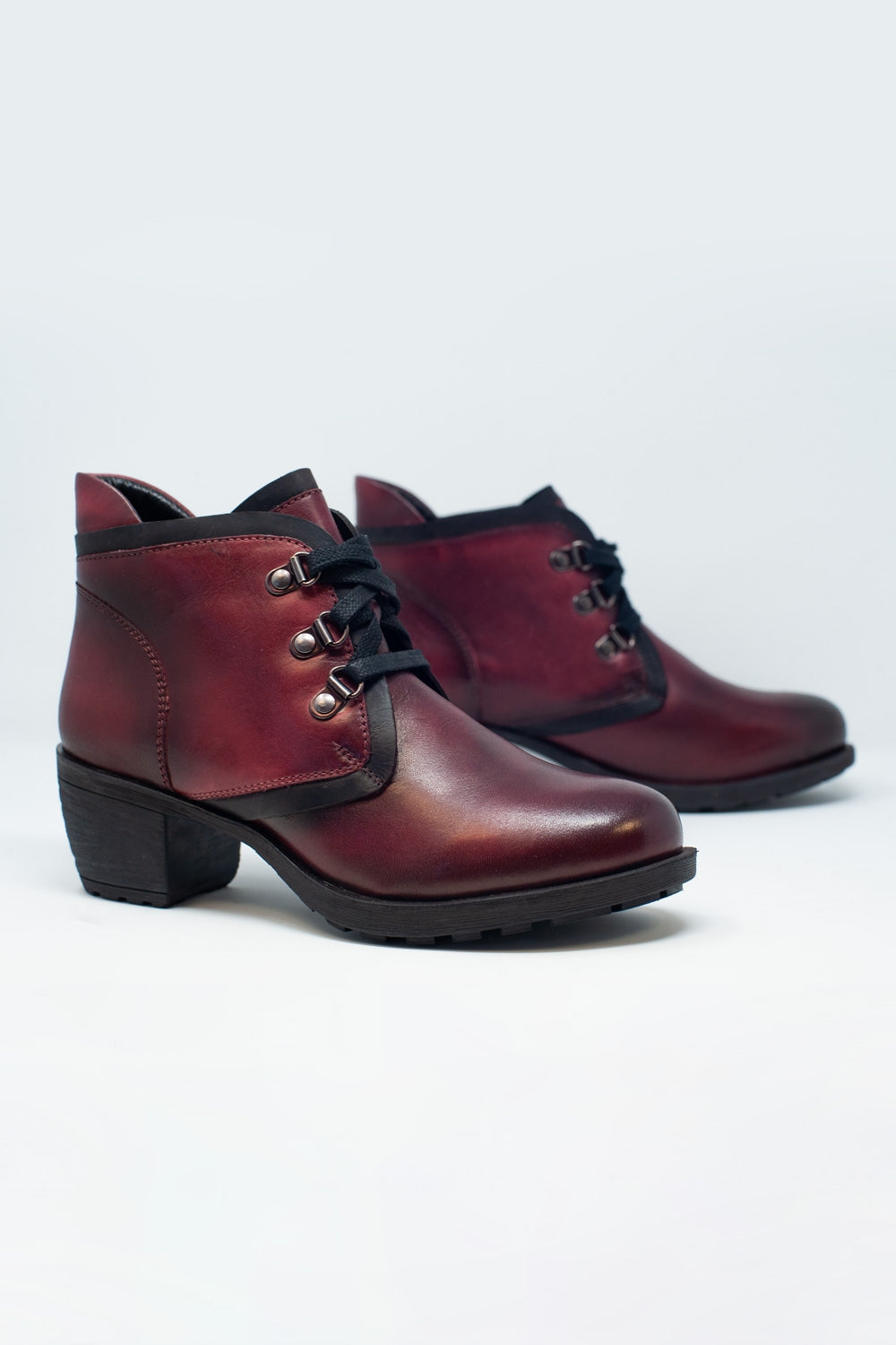 Botas de cuero con cordones en granate Q2