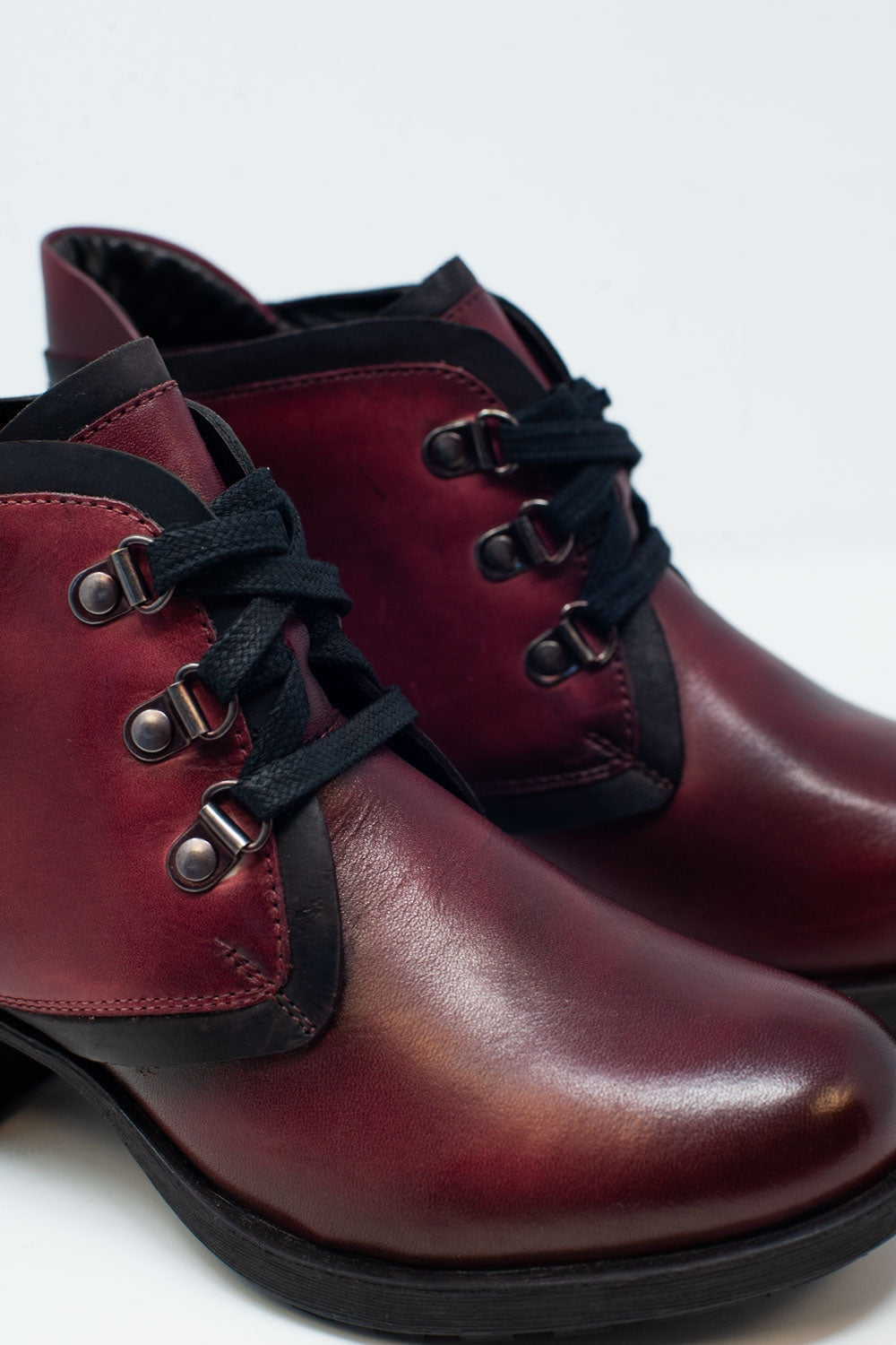 Botas de cuero con cordones en granate Q2