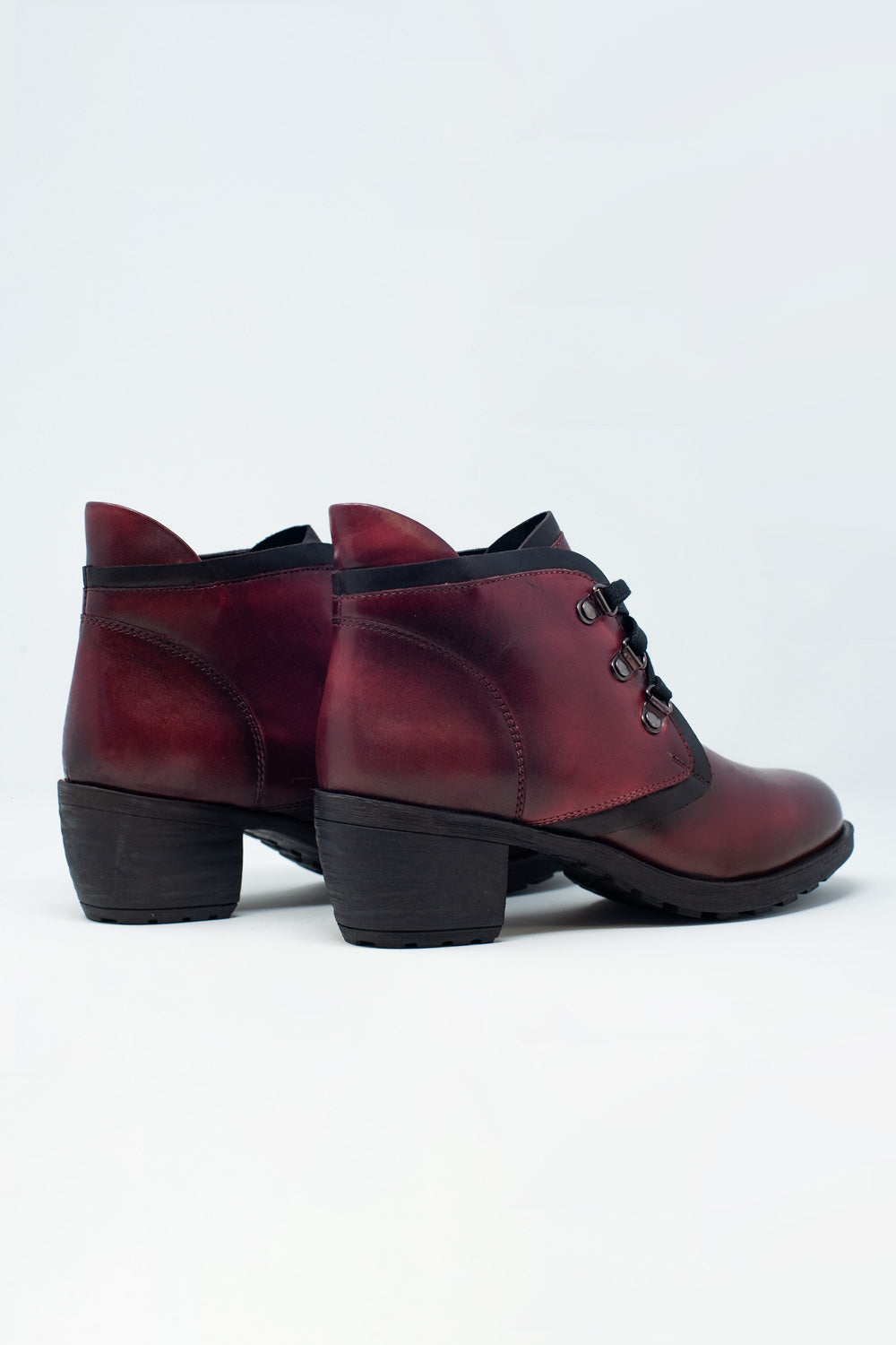 Botas de cuero con cordones en granate Q2