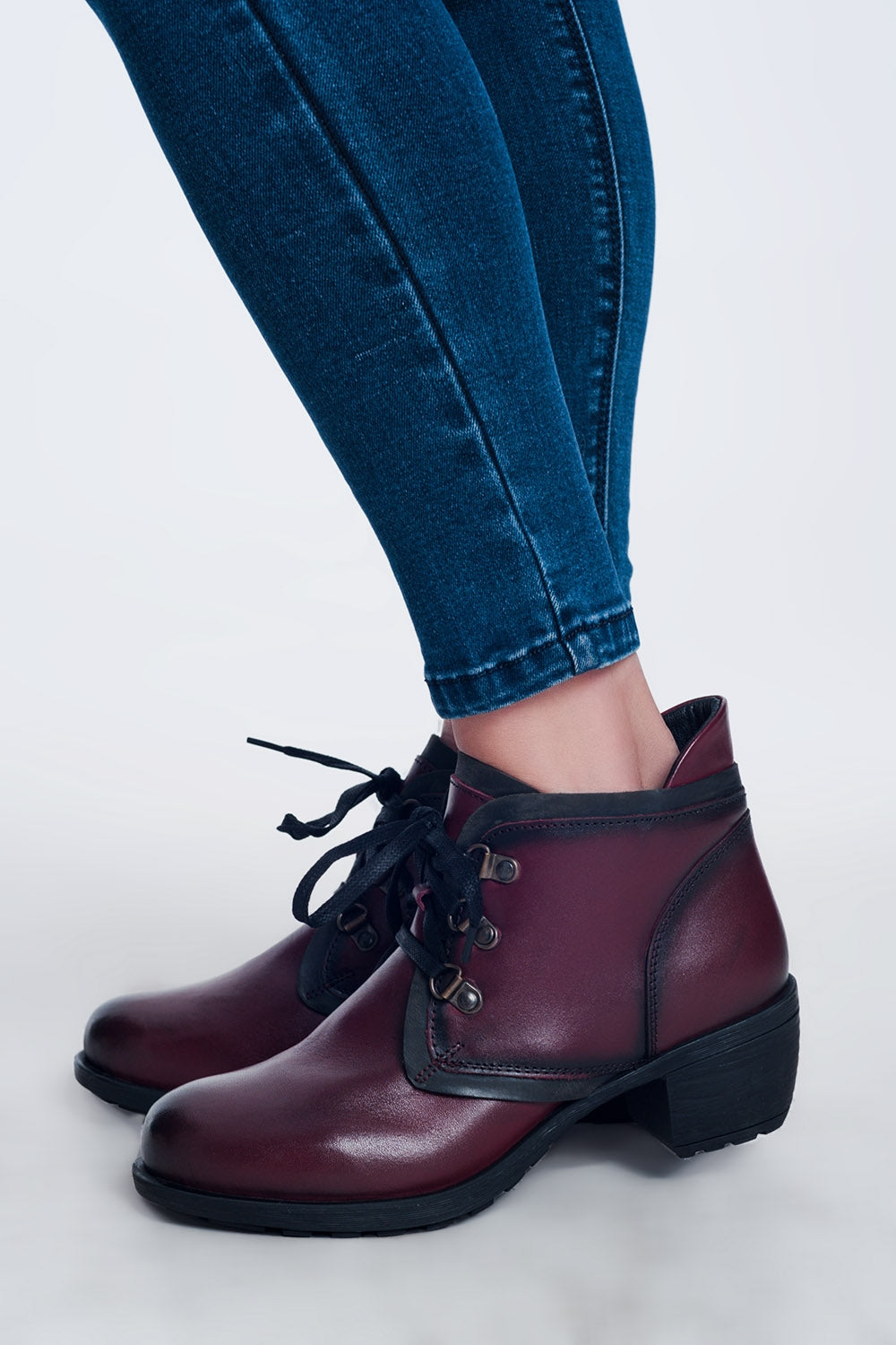 Botas de cuero con cordones en granate Q2