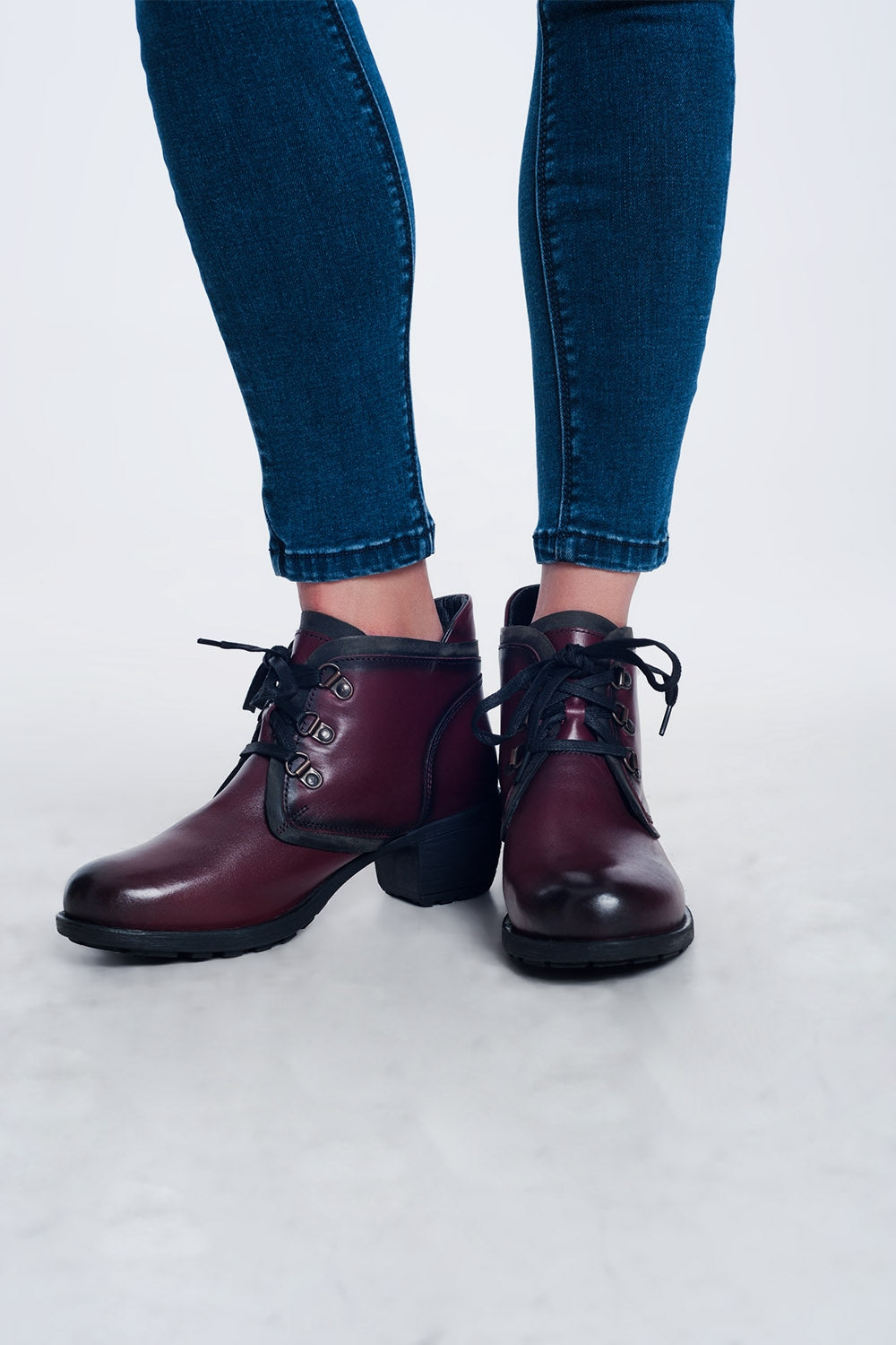 Botas de cuero con cordones en granate Q2