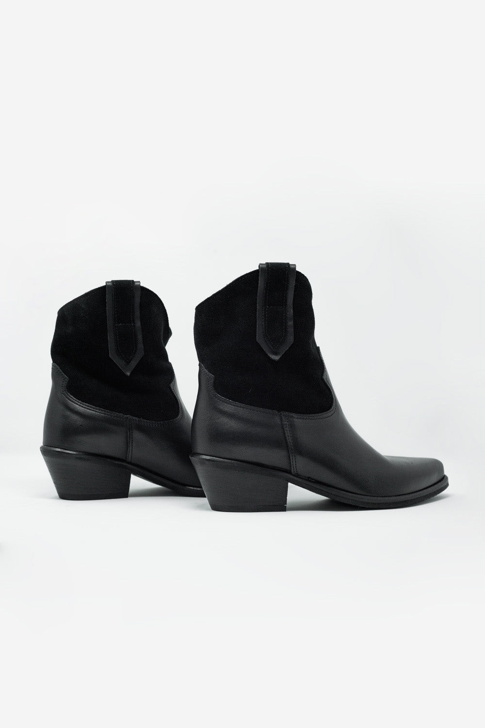 Botas estilo oeste con tacón medio en negro Q2