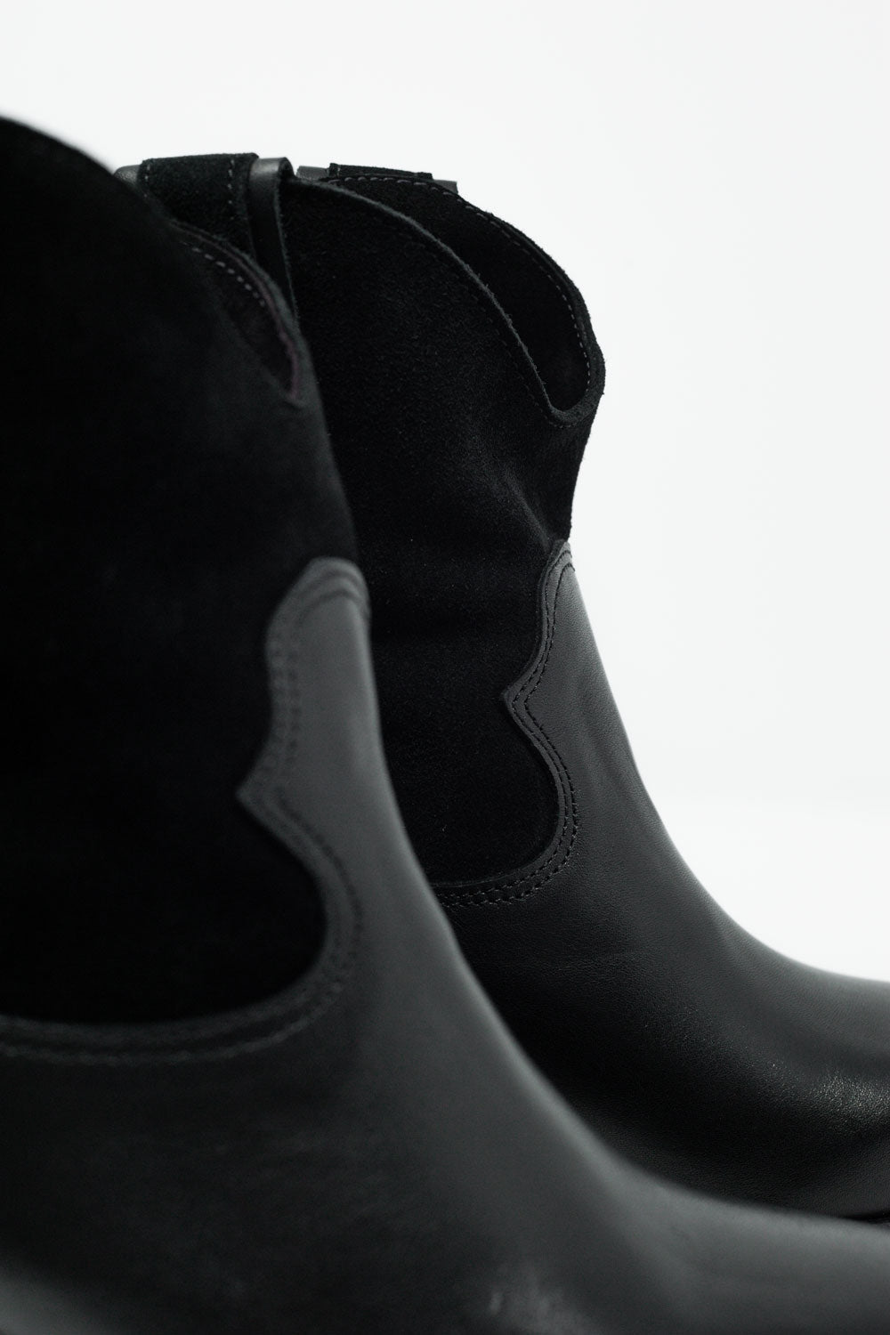 Botas estilo oeste con tacón medio en negro Q2