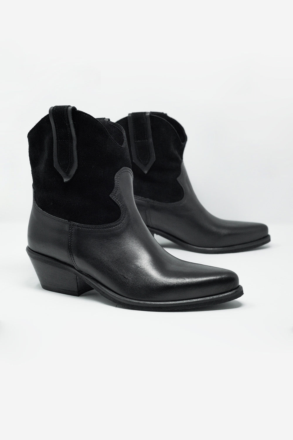 Botas estilo oeste con tacón medio en negro Q2