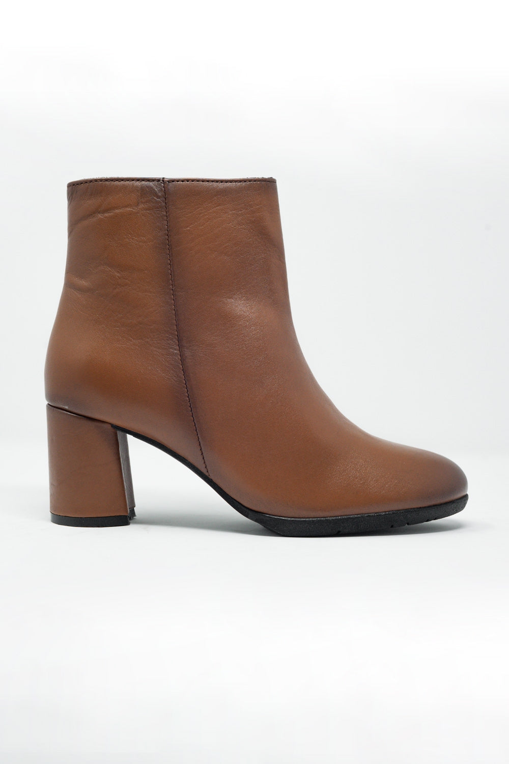 Botines de tacón medio en cuero marron Q2