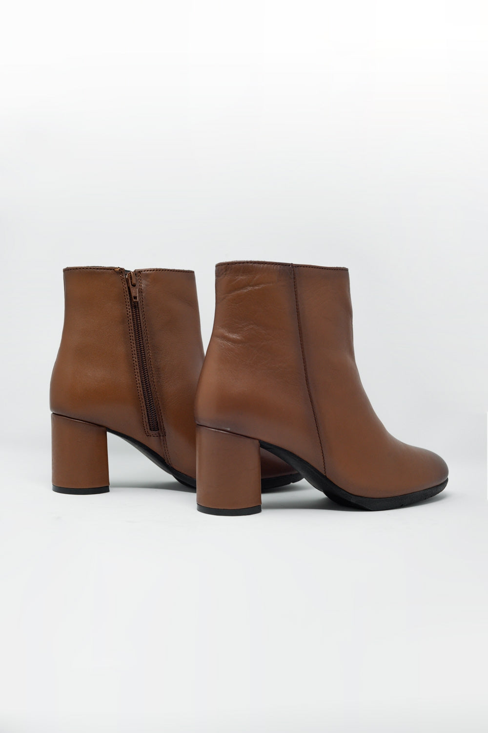 Botines de tacón medio en cuero marron Q2