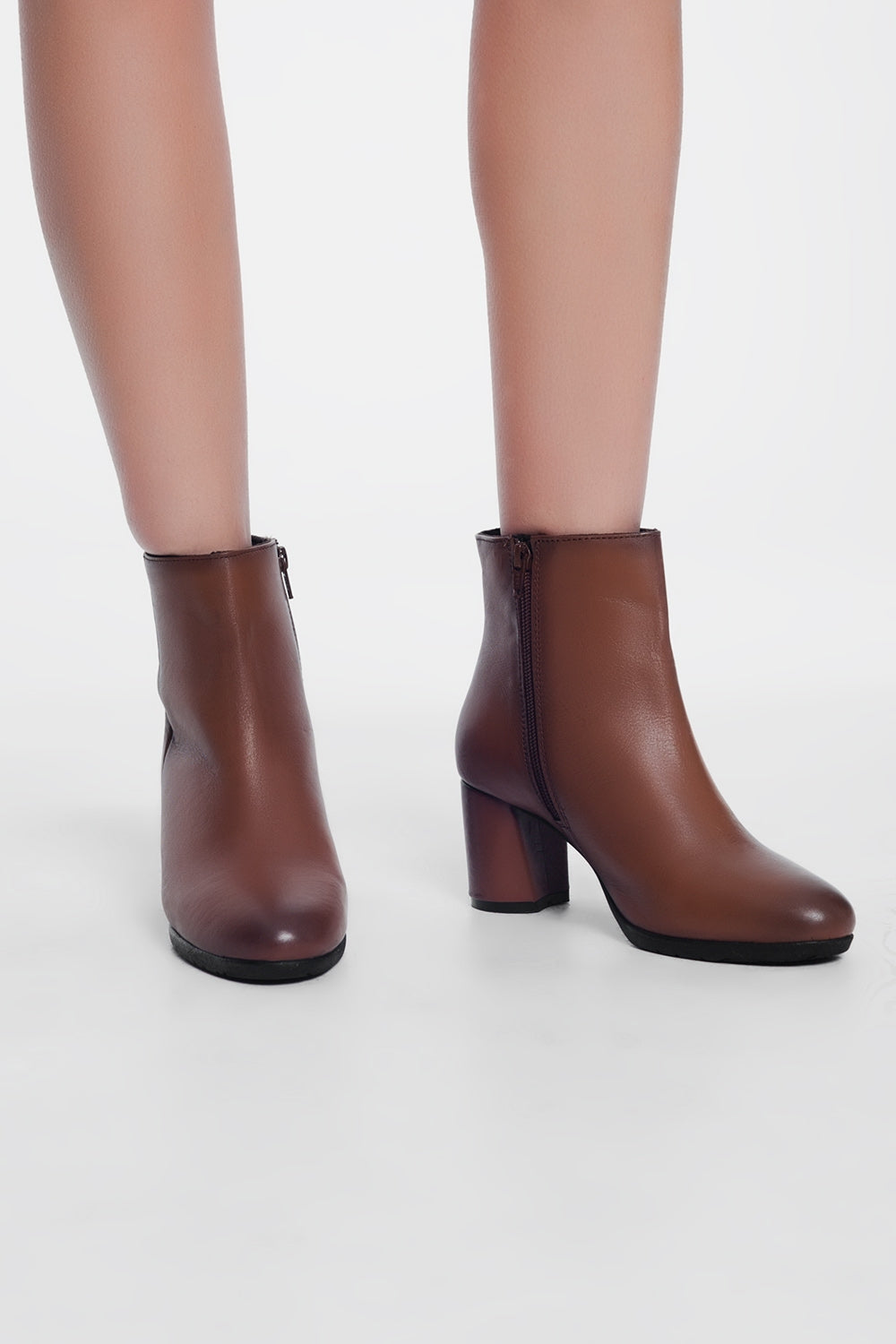 Botines de tacón medio en cuero marron Q2