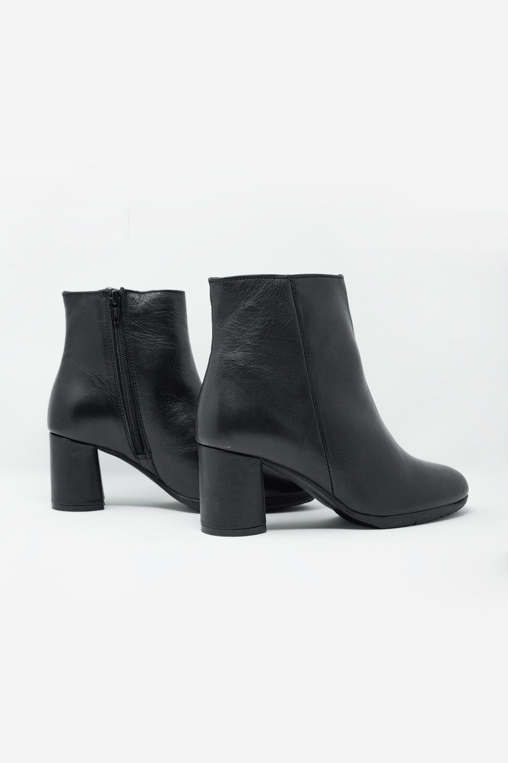 Botines de tacón medio en cuero negro Q2