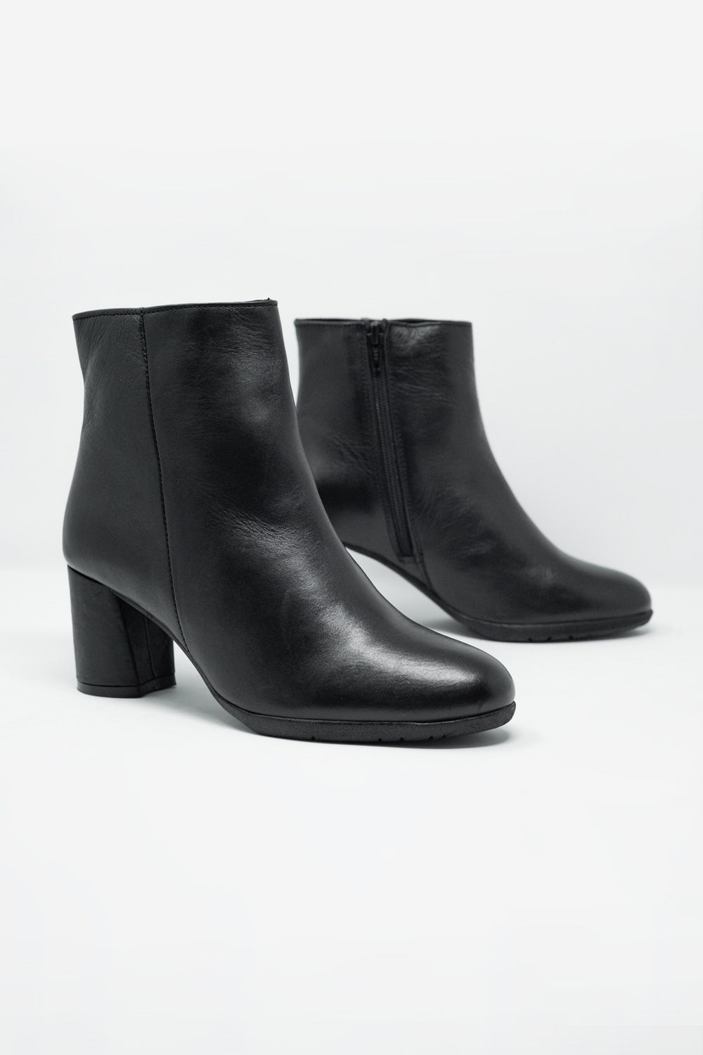 Botines de tacón medio en cuero negro Q2