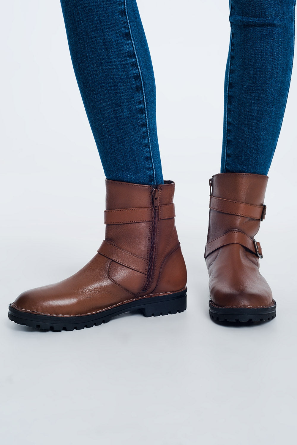 Botines marrones con detalle de hebillas Q2
