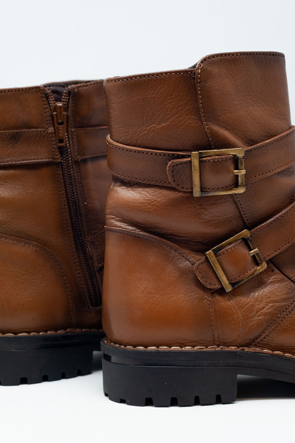 Botines marrones con detalle de hebillas Q2
