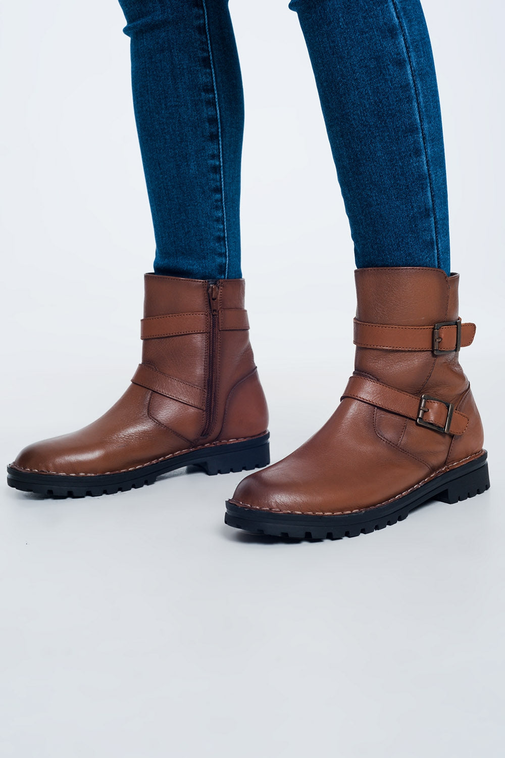 Botines marrones con detalle de hebillas Q2