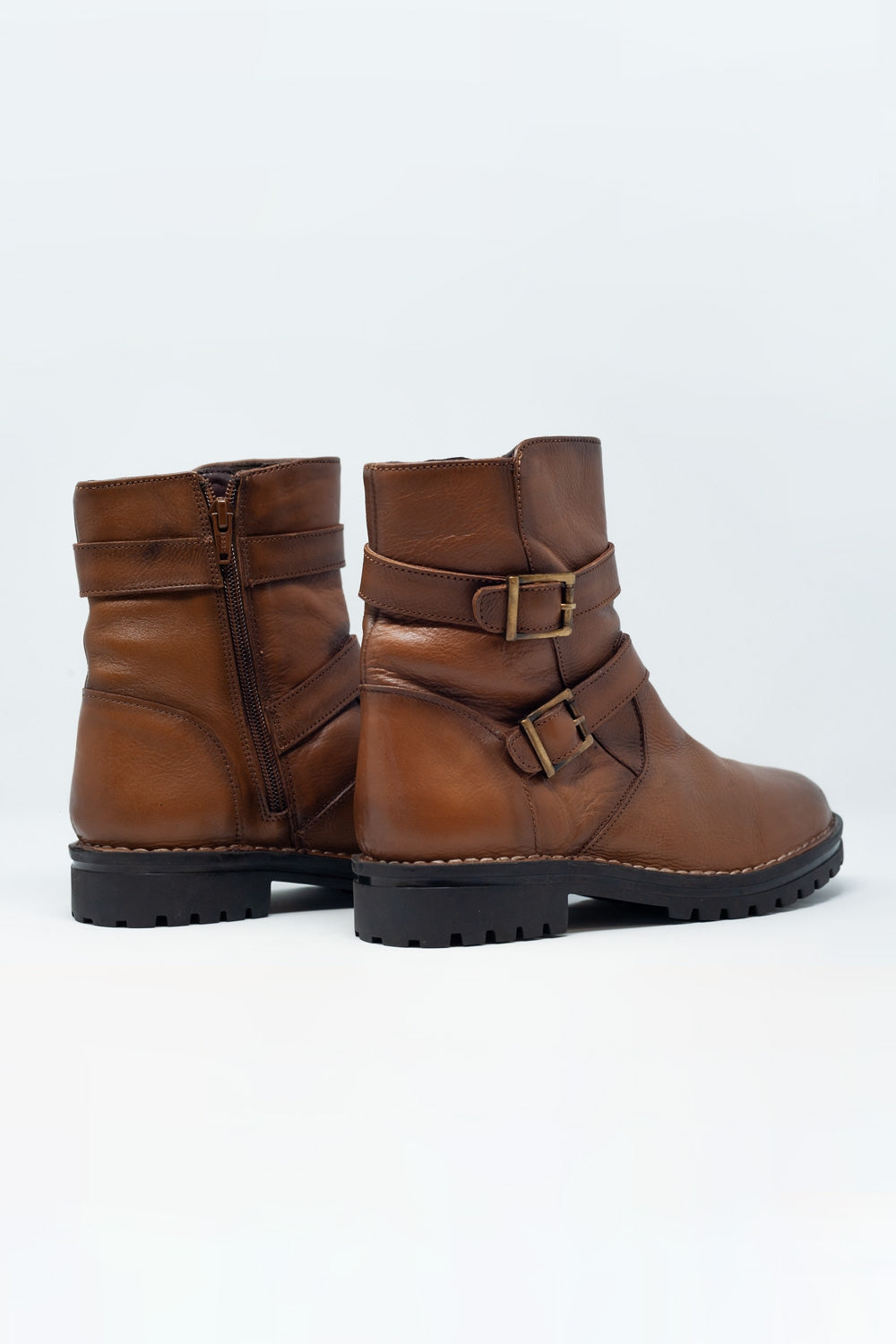 Botines marrones con detalle de hebillas Q2