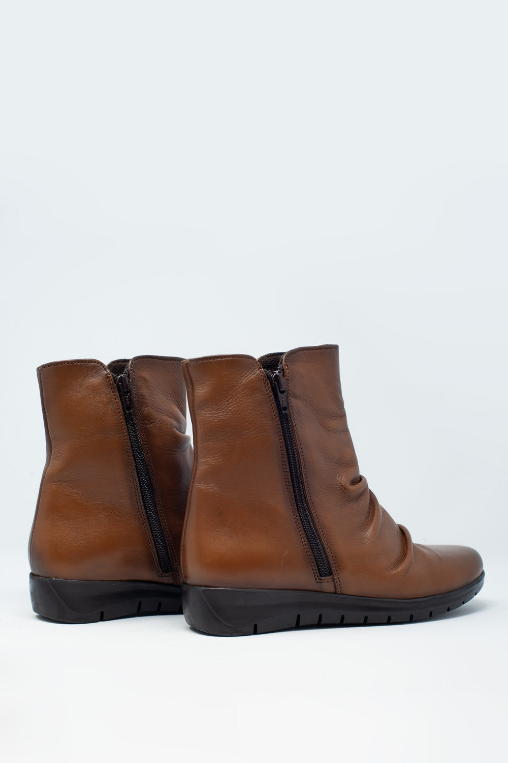 Botines planos de cuero en marron Q2
