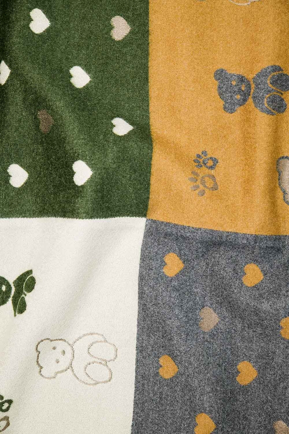 Bufanda de punto con estampado de ositos y corazones en verde Q2