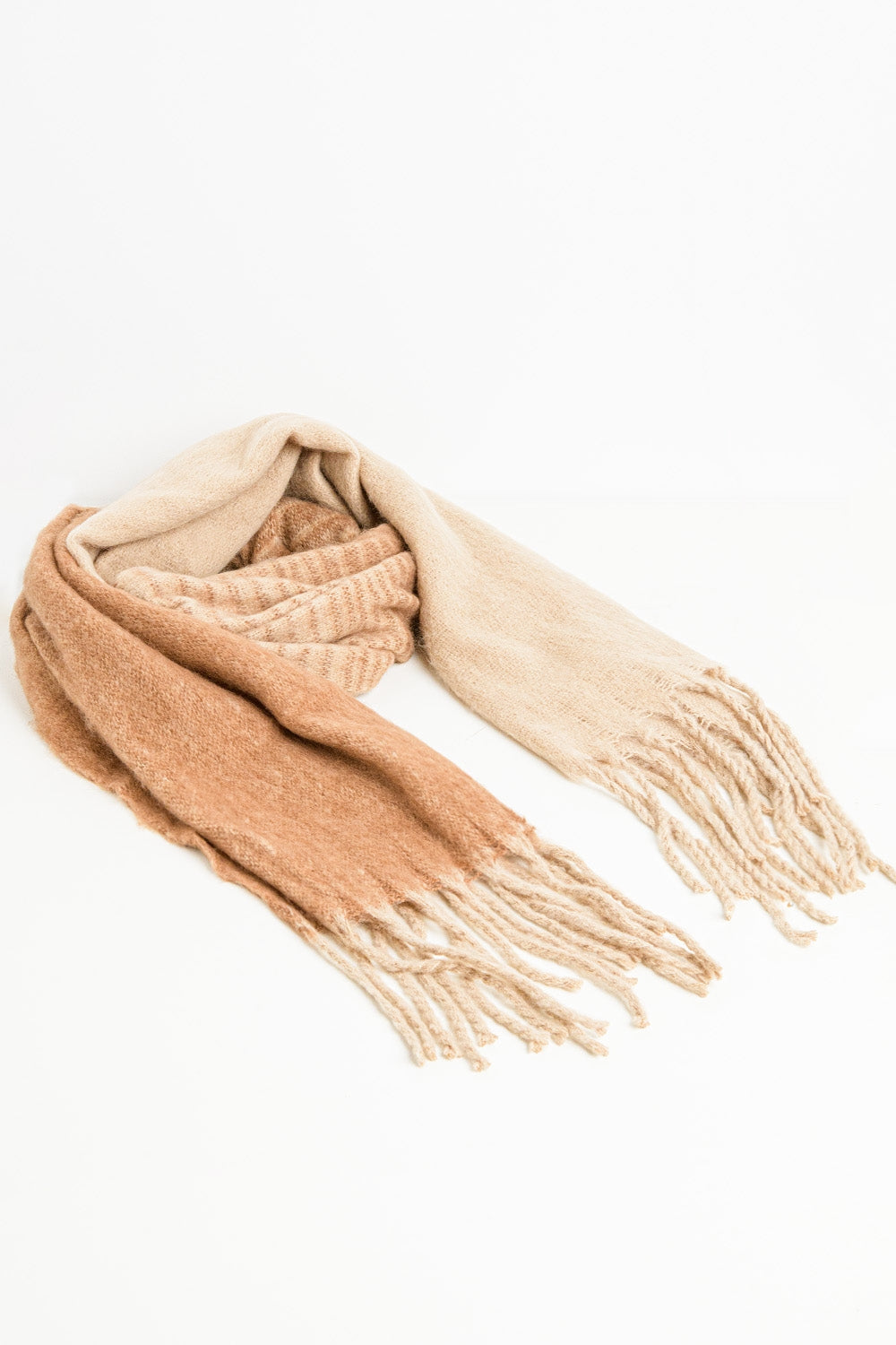 Bufanda de rayas con flecos en beige Q2