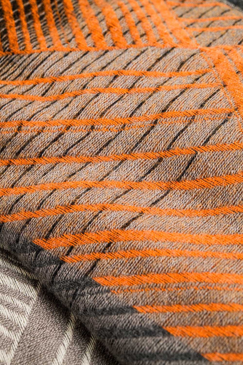 Bufanda en naranja y negro a rayas Q2