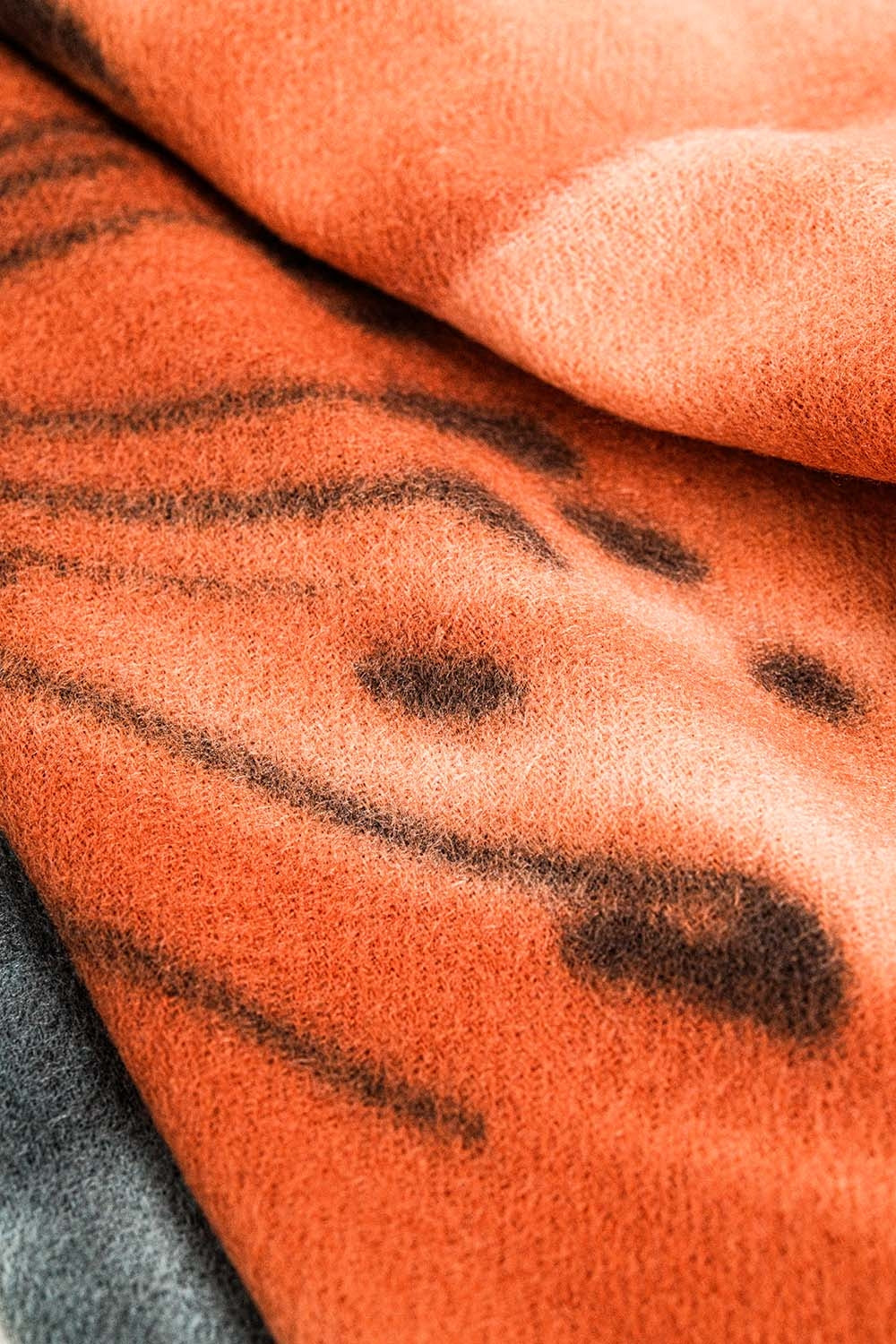 bufanda estampada flores naranja Q2