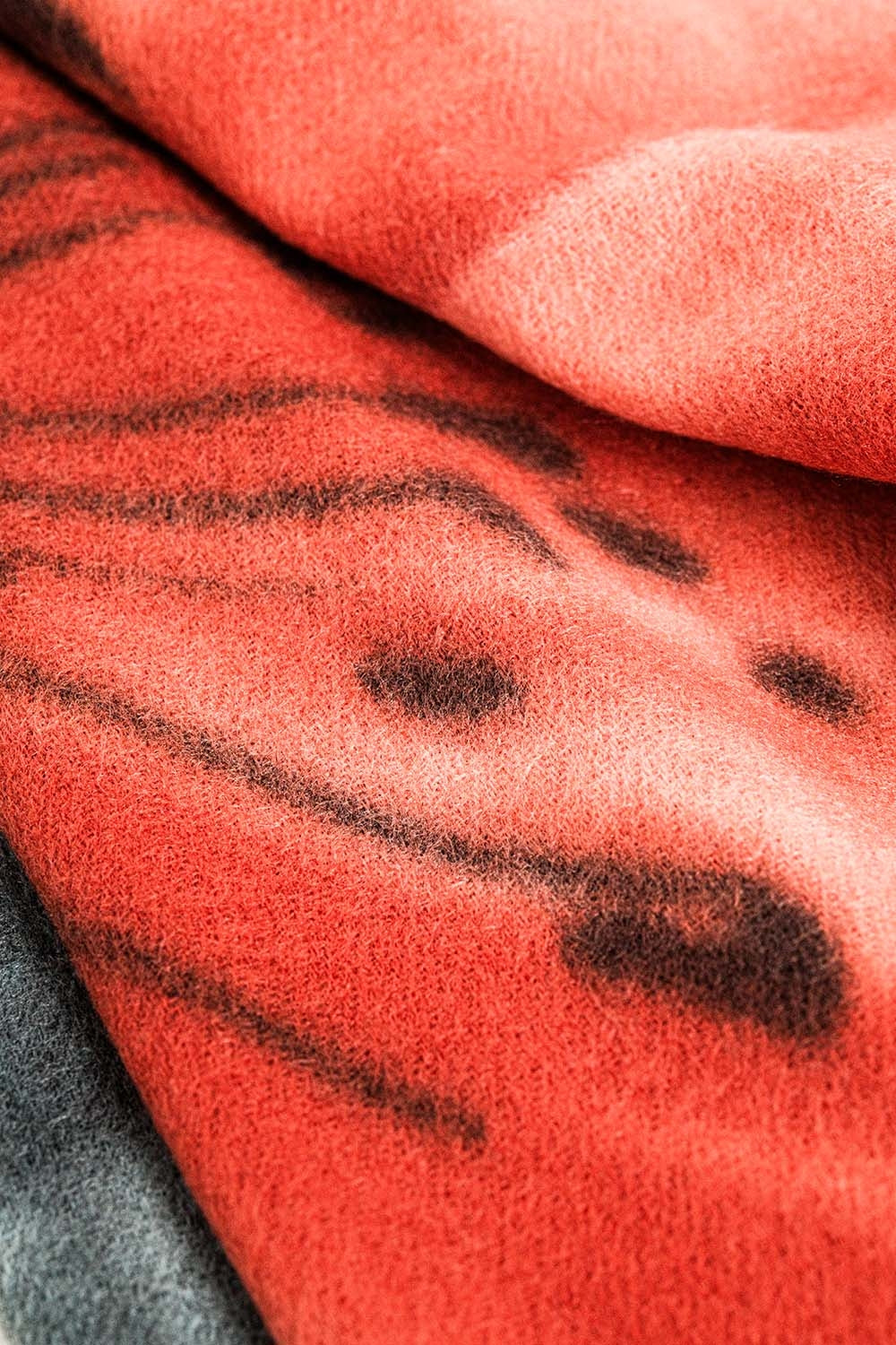 bufanda estampada flores roja Q2