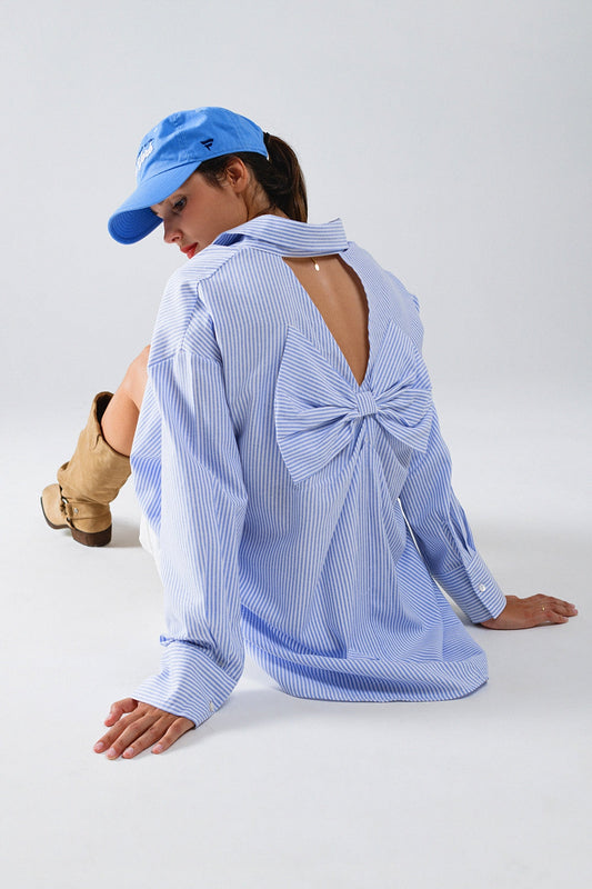 Camisa a rayas oversize de popelina con detalle de lazo en azul y blanco Q2