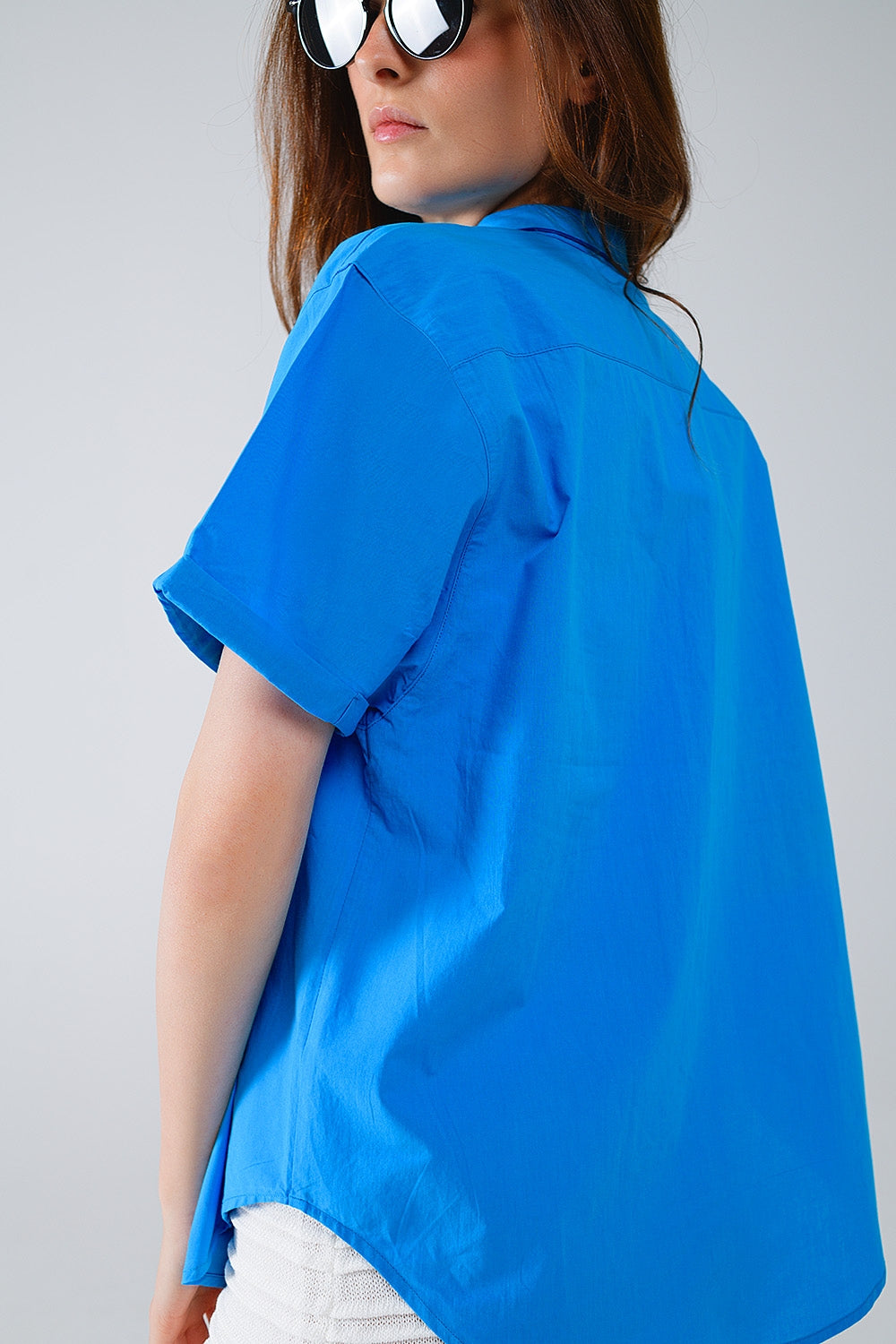 Camisa abotonada de manga corta en azul Q2
