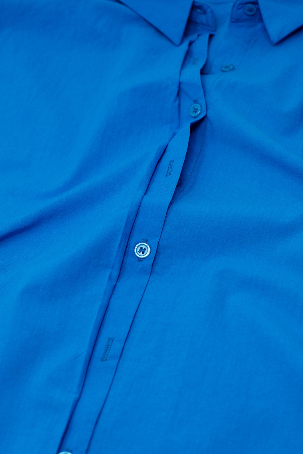 Camisa abotonada de manga corta en azul Q2