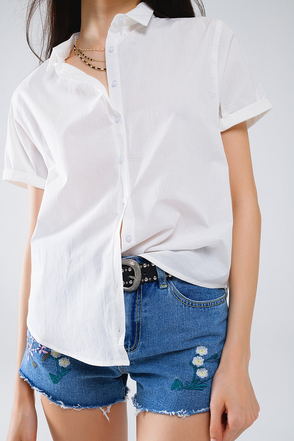 Camisa abotonada de manga corta en blanco Q2