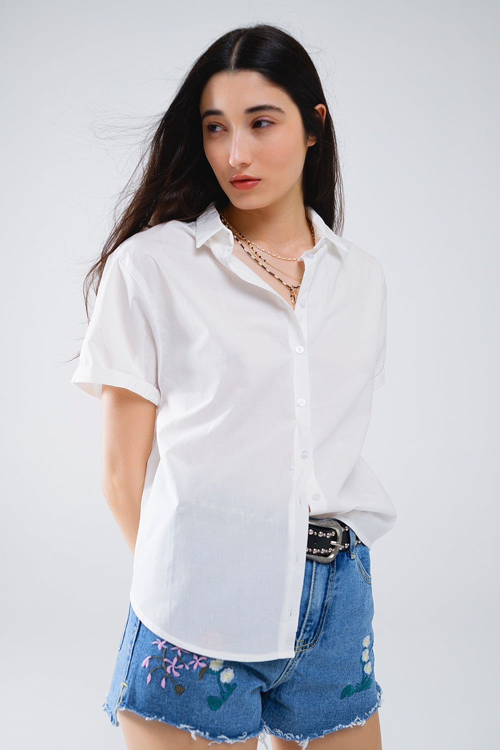 Camisa abotonada de manga corta en blanco Q2