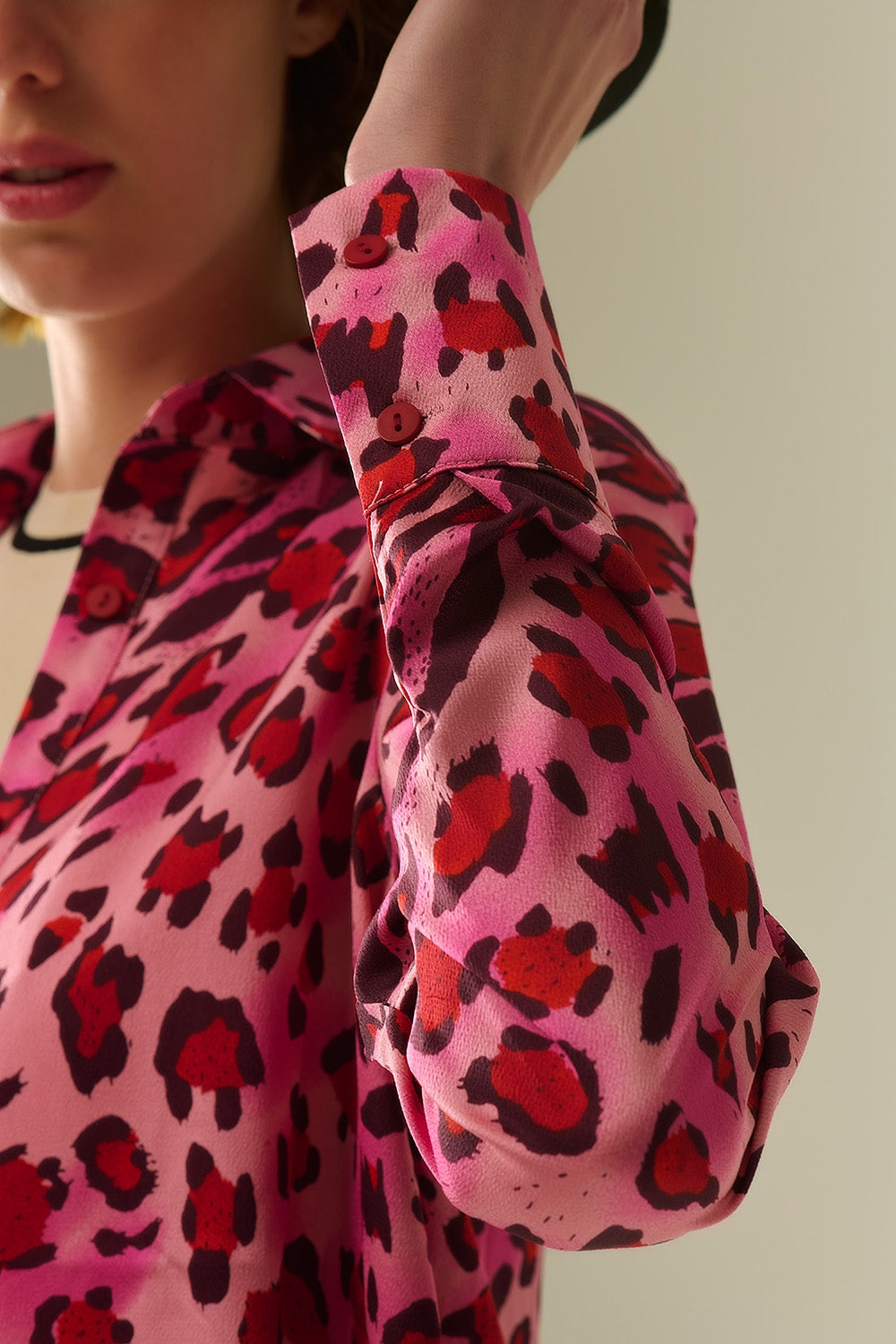 Camisa Abotonada en Estampado de Leopardo Fucsia Q2