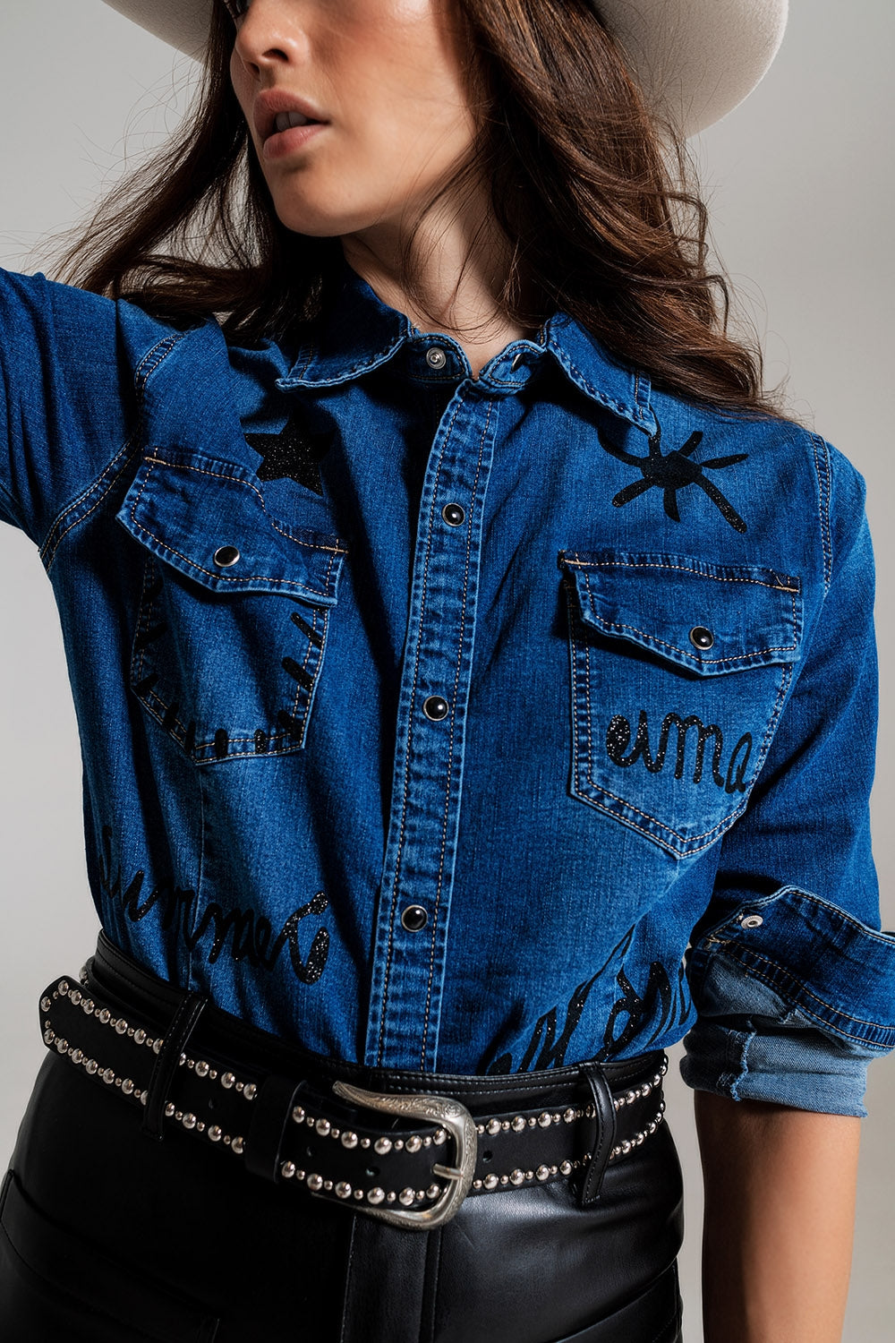 camisa ajustada vaquera con detalles gráficos negros con strass Q2