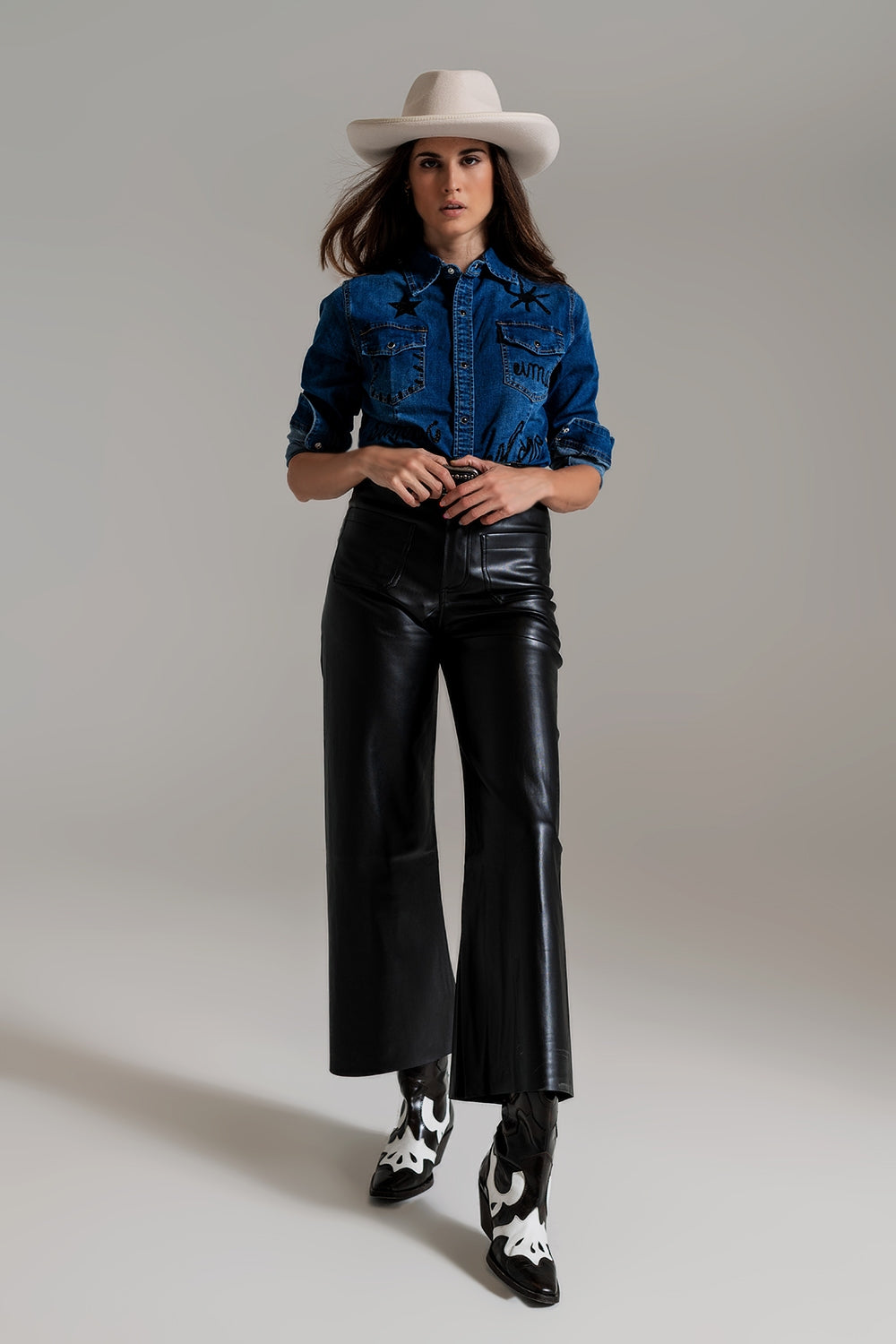 camisa ajustada vaquera con detalles gráficos negros con strass Q2