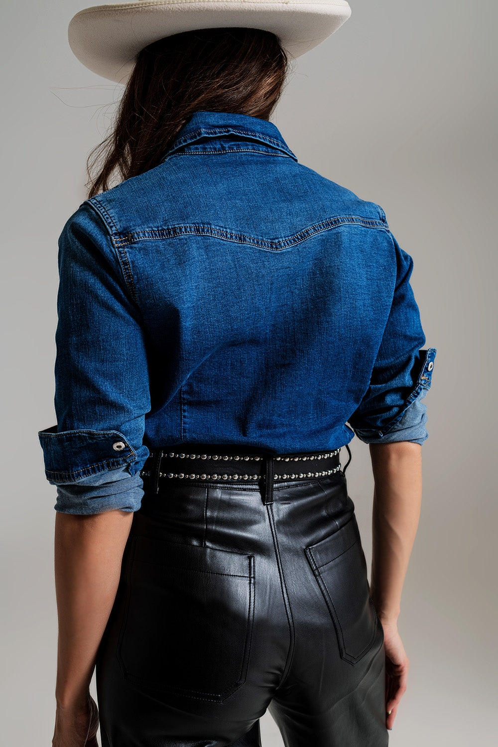camisa ajustada vaquera con detalles gráficos negros con strass Q2