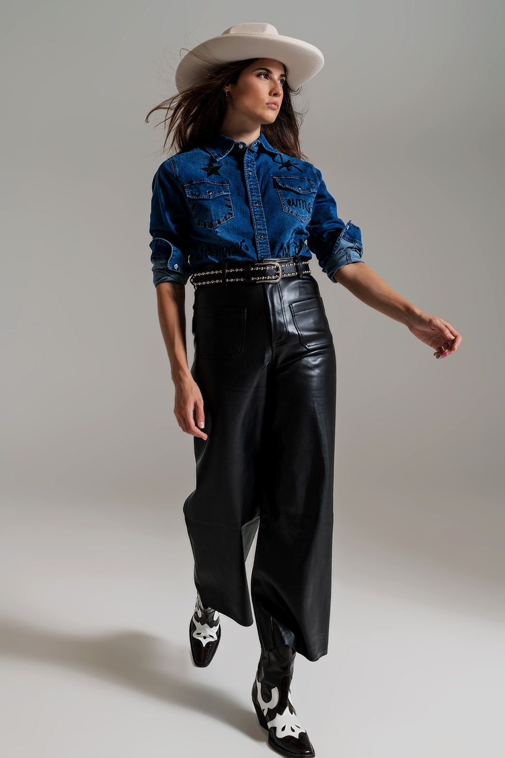 camisa ajustada vaquera con detalles gráficos negros con strass Q2