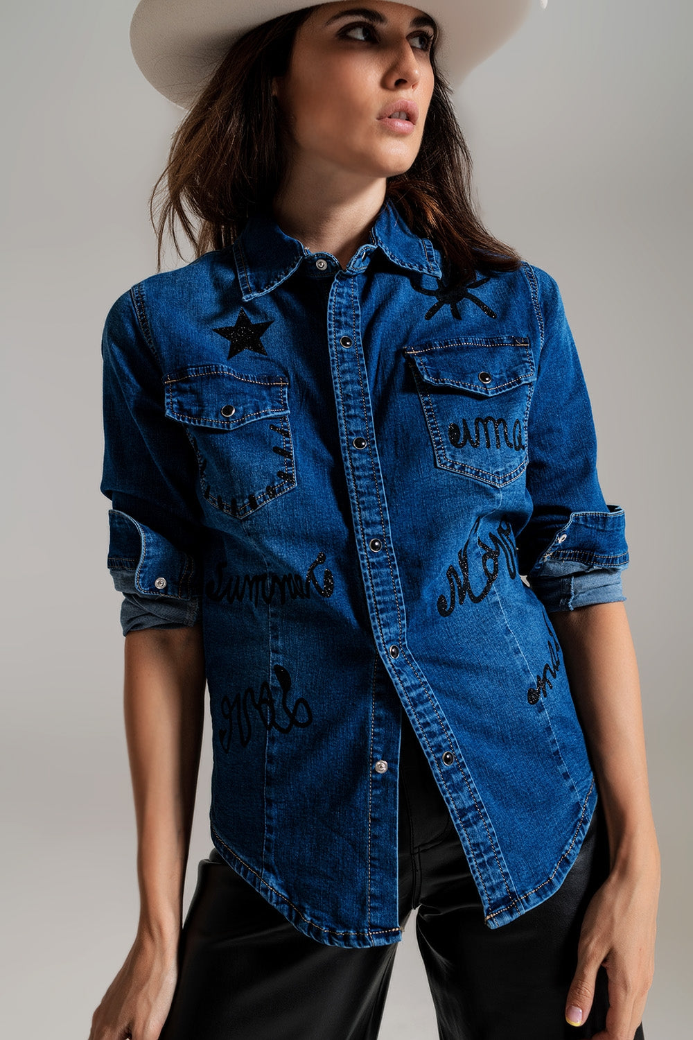 camisa ajustada vaquera con detalles gráficos negros con strass Q2