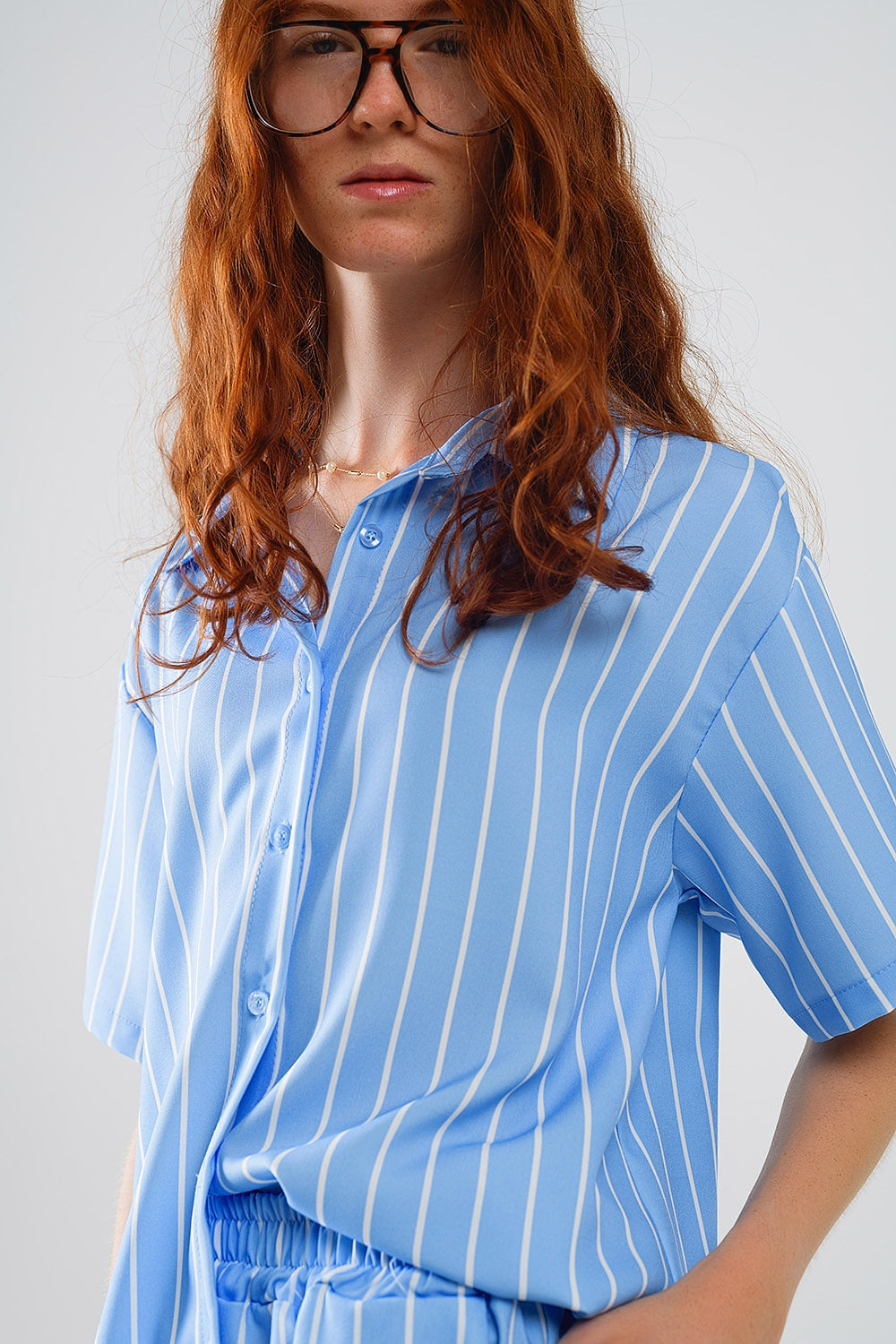 Camisa azul a rayas de manga corta Q2