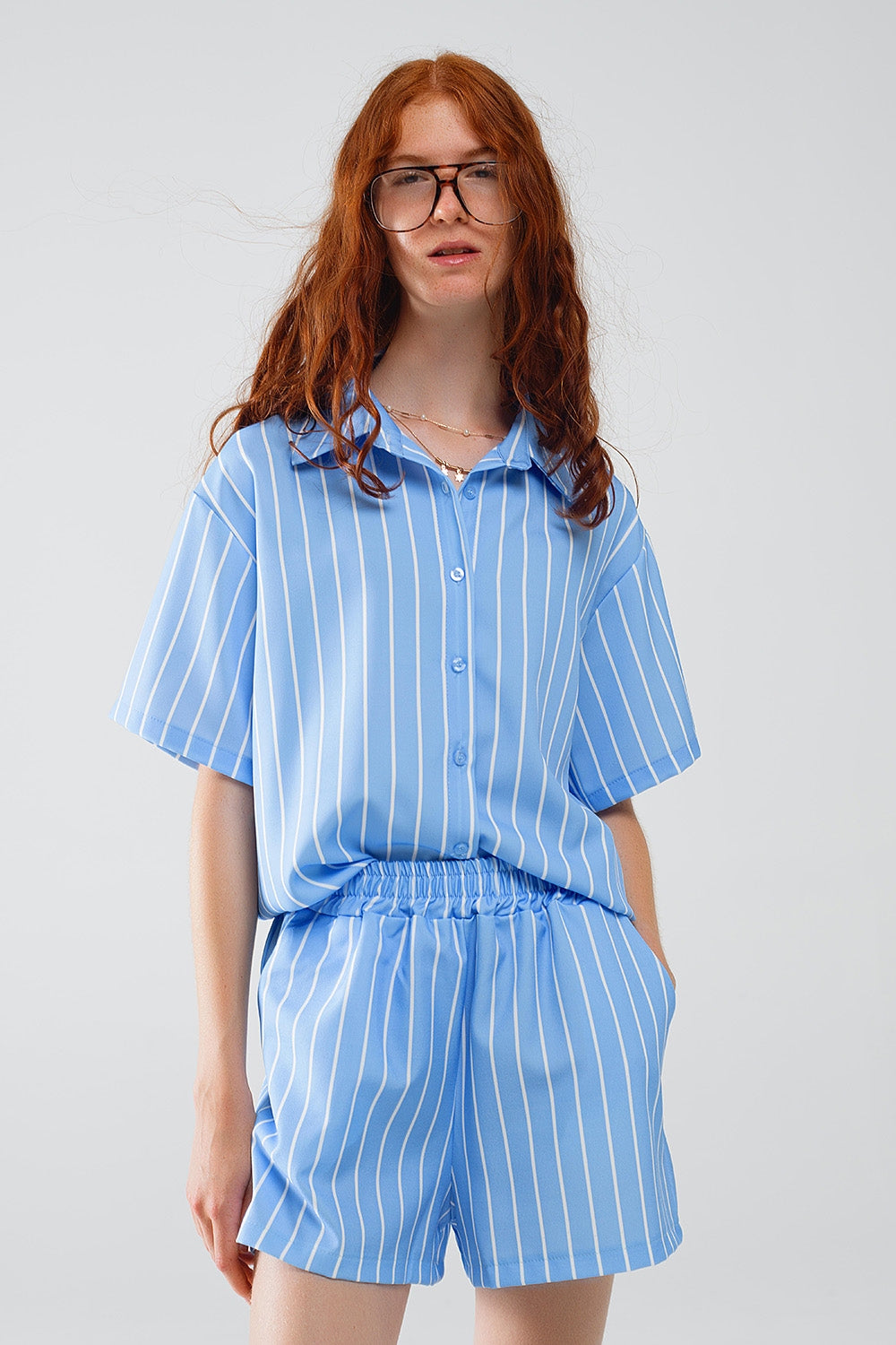 Camisa azul a rayas de manga corta Q2